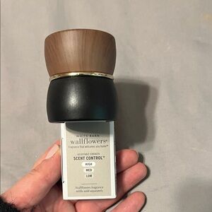 White Barn Wallflowers Scent Control Plug - Black and Brown
